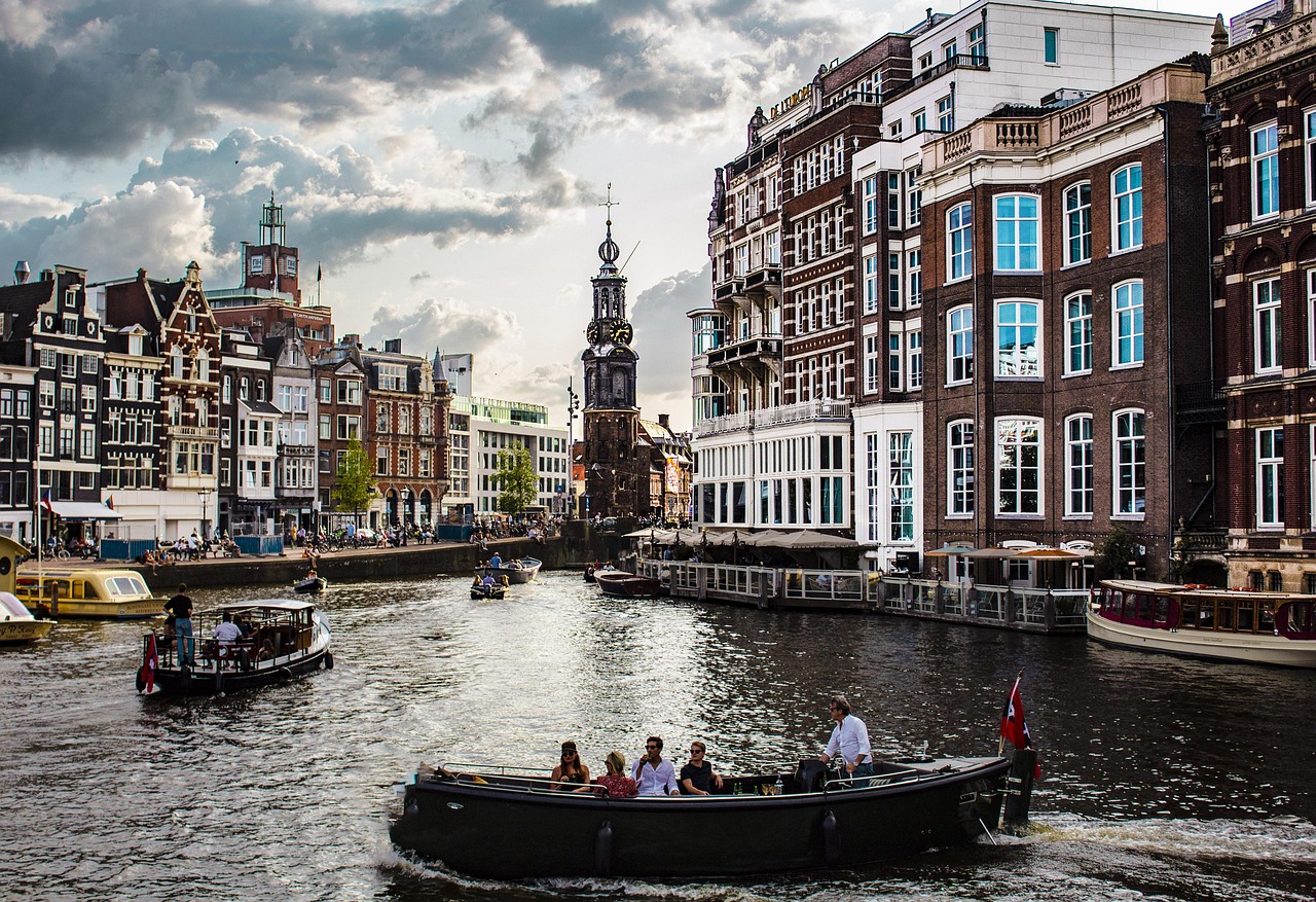 Amsterdam en 3 jours : vélo, canaux et musées découvrez amsterdam, ses canaux pittoresques, ses musées renommés et sa vie culturelle vibrante pour un voyage inoubliable.