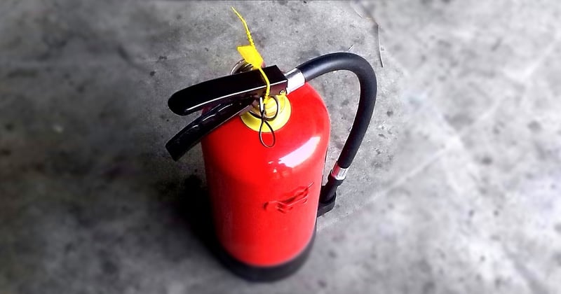 Sécurité de vos vacances : les consignes incendie à connaître dans un hébergement touristique