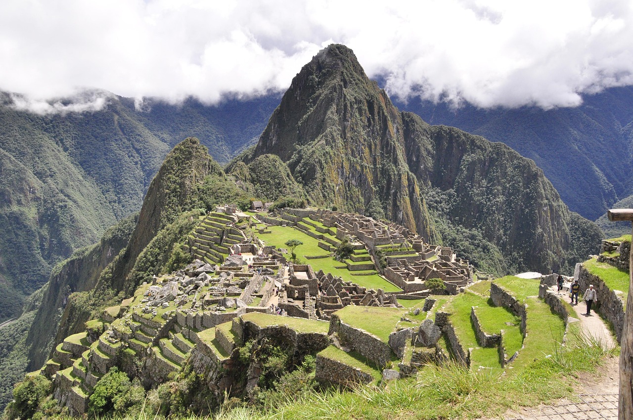 découvrez le machu picchu à travers des treks inoubliables, entre paysages époustouflants et histoire fascinante. préparez votre aventure au cœur des andes péruviennes.
